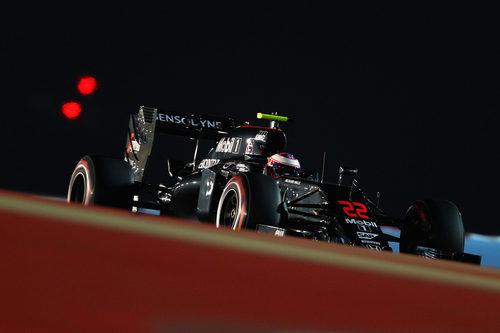 Jenson Button sorprende y acaba tercero en los Libres 2