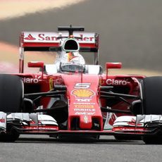 Sebastian Vettel rueda en Sakir con el Ferrari