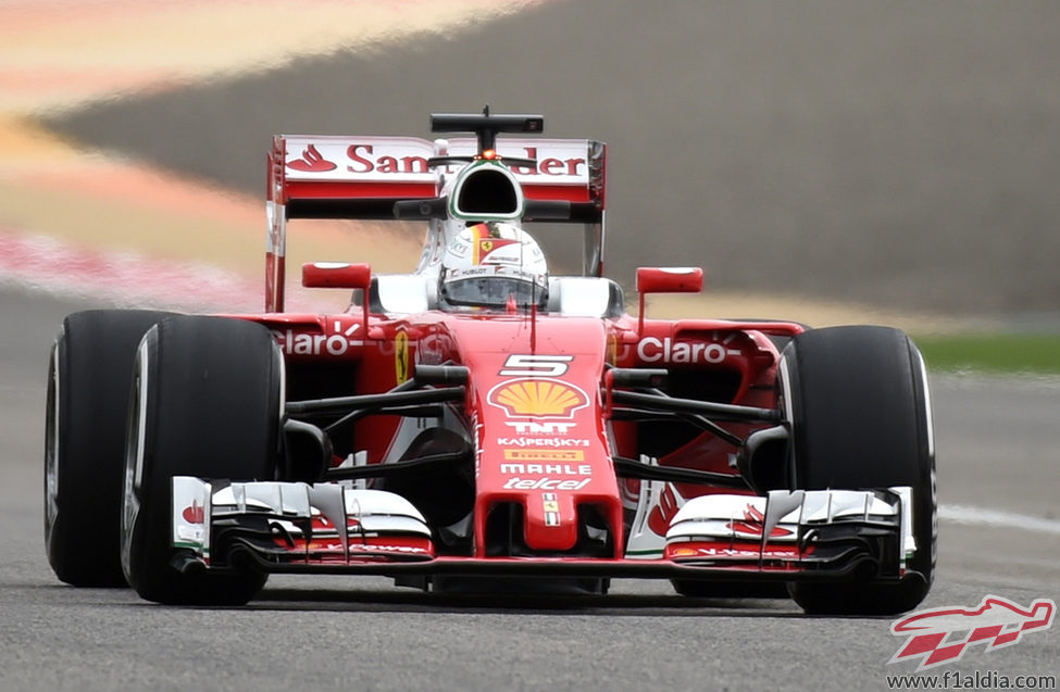 Sebastian Vettel rueda en Sakir con el Ferrari