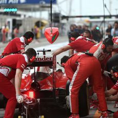 Los mecánicos trabajan en el coche de Kimi Räikkönen