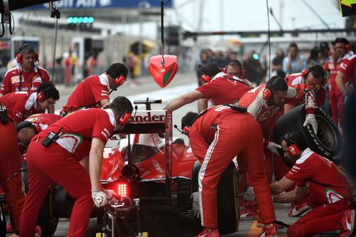 Los mecánicos trabajan en el coche de Kimi Räikkönen