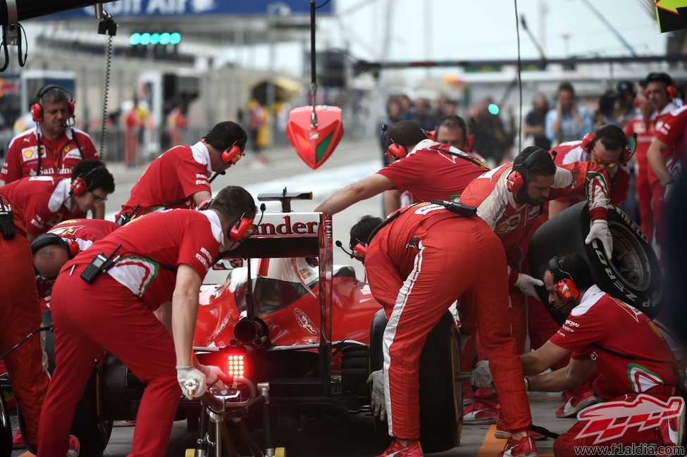 Los mecánicos trabajan en el coche de Kimi Räikkönen