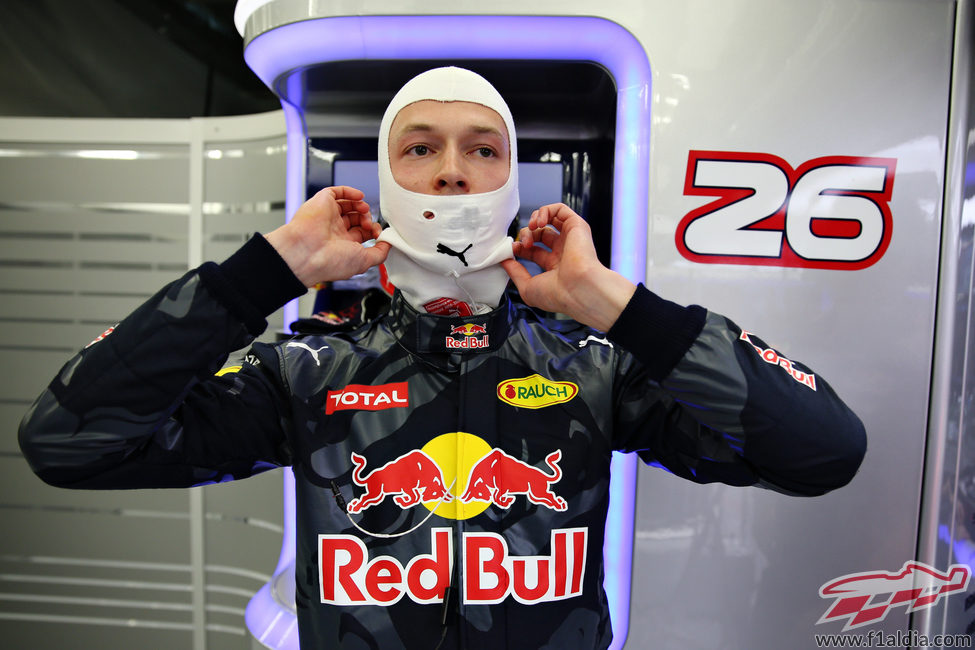 Daniil Kvyat se prepara para los entrenamientos