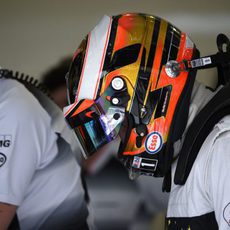 Stoffel Vandoorne con el casco puesto