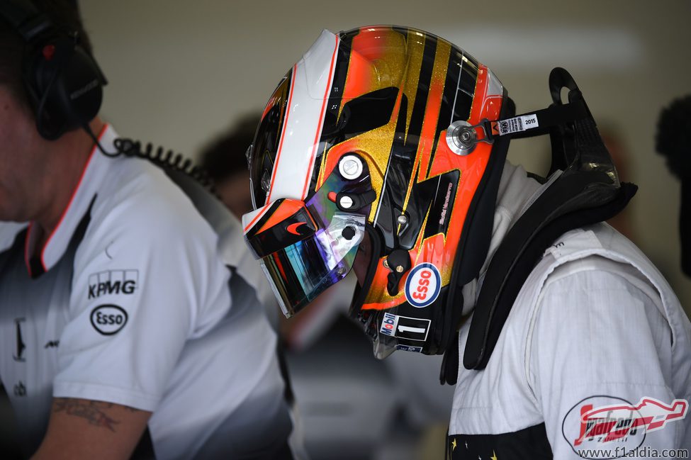 Stoffel Vandoorne con el casco puesto