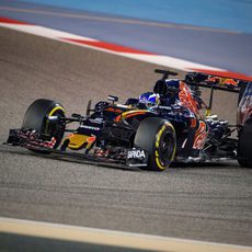 Max Verstappen prueba los neumáticos en Sakir