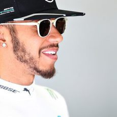 Lewis Hamilton sonríe en el box de Mercedes