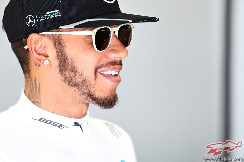 Lewis Hamilton sonríe en el box de Mercedes