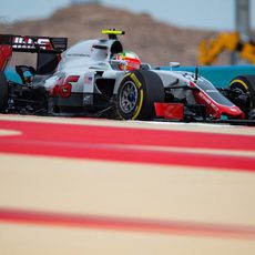 Esteban Gutiérrez completa el programa de Haas