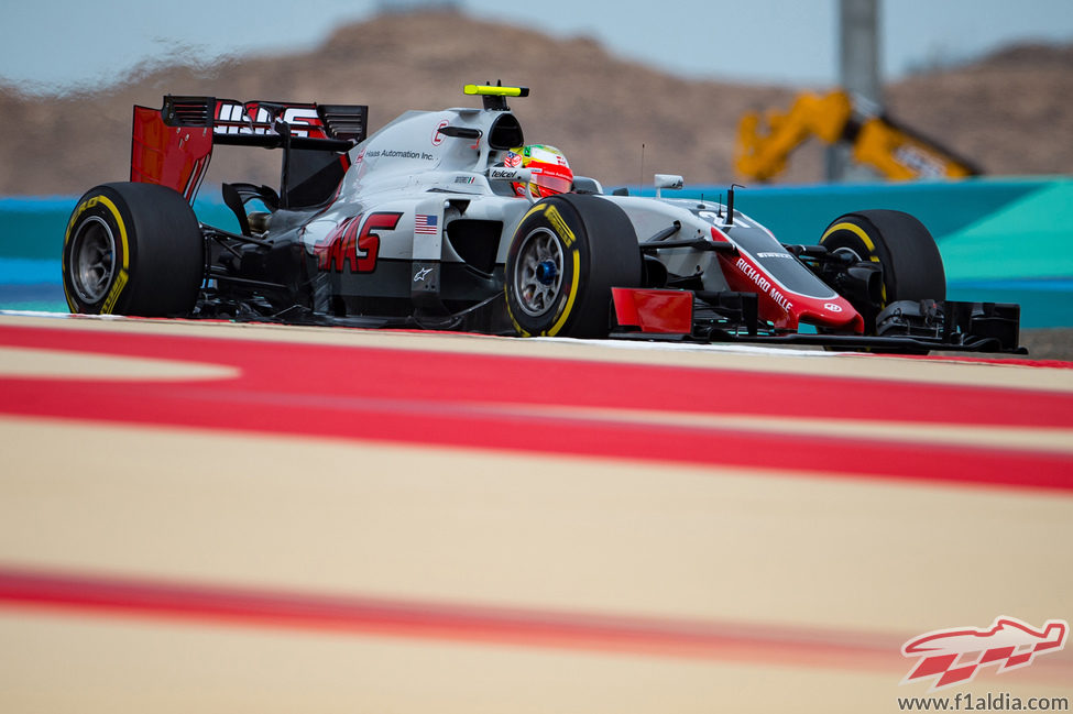 Esteban Gutiérrez completa el programa de Haas