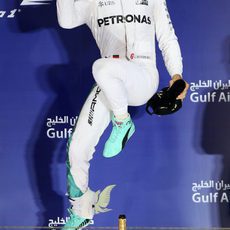 Salto de alegría de Nico Rosberg en Baréin