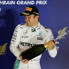 Nico Rosberg descorcha el champán tras ganar en Baréin