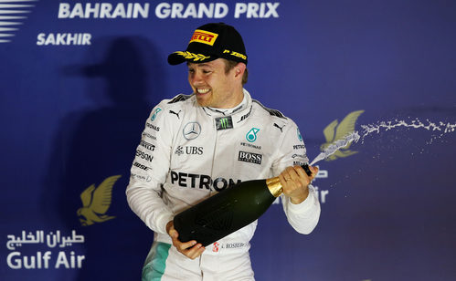 Nico Rosberg descorcha el champán tras ganar en Baréin