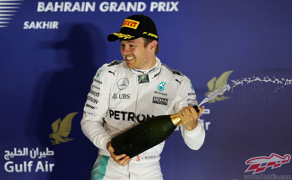 Nico Rosberg descorcha el champán tras ganar en Baréin