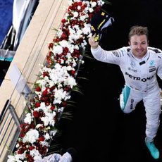 Saludo de Nico Rosberg al acabar la carrera en Sakir