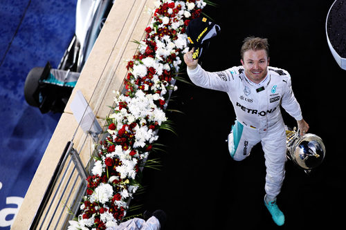 Saludo de Nico Rosberg al acabar la carrera en Sakir