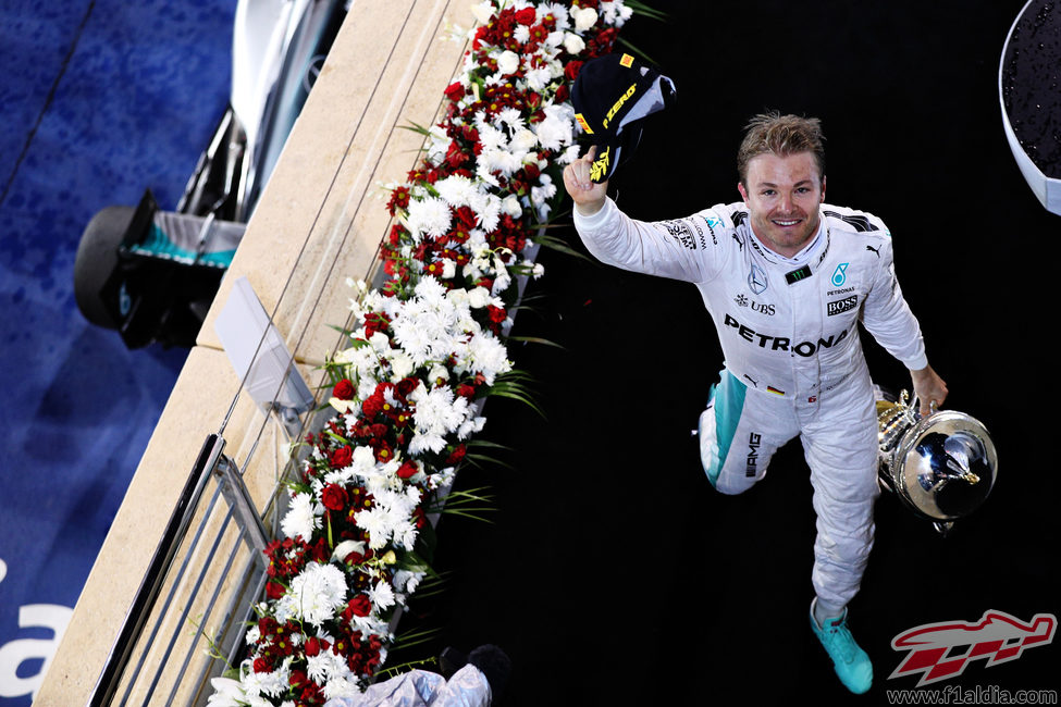 Saludo de Nico Rosberg al acabar la carrera en Sakir