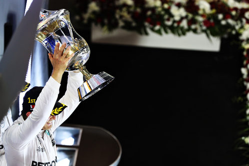 Nico Rosberg alza el trofeo de la victoria en Baréin
