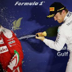 Nico Rosberg rocía a Kimi Räikkönen con champán