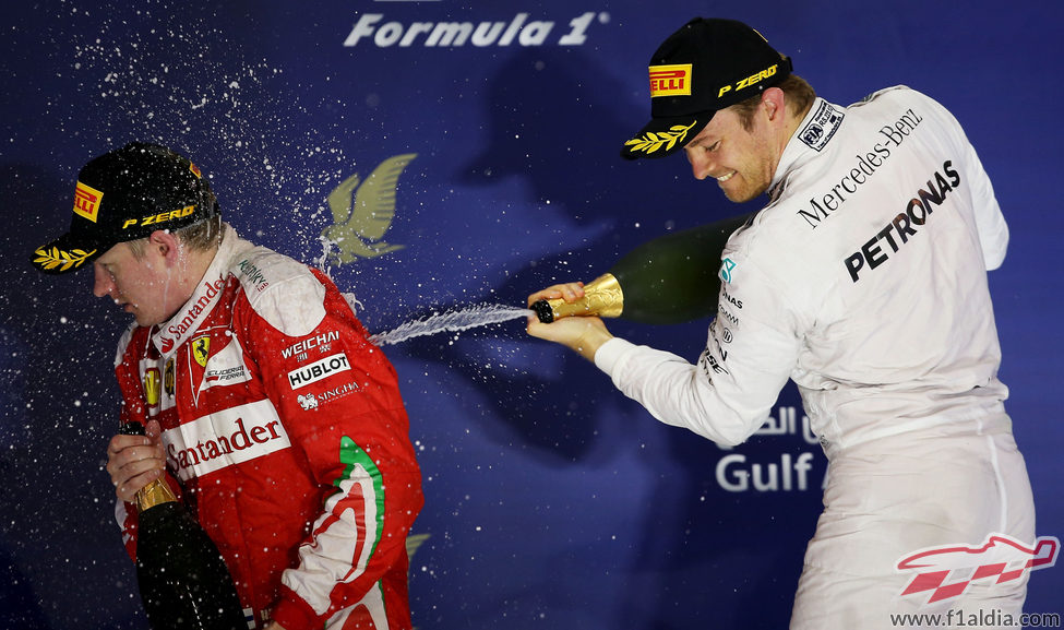 Nico Rosberg rocía a Kimi Räikkönen con champán