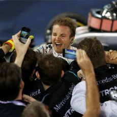 Nico Rosberg celebra la victoria con su equipo