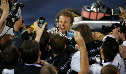 Nico Rosberg celebra la victoria con su equipo