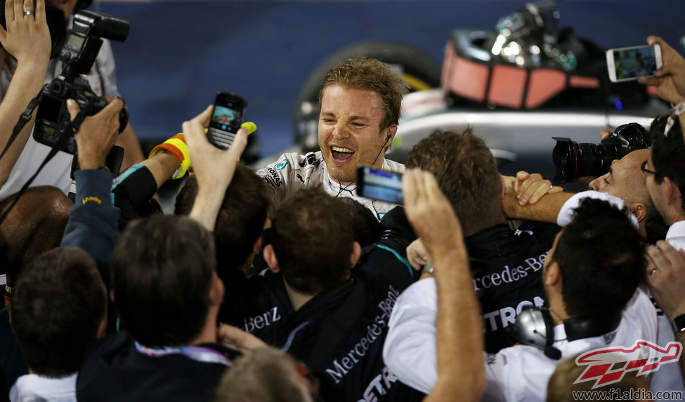 Nico Rosberg celebra la victoria con su equipo