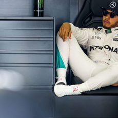 Lewis Hamilton en el box