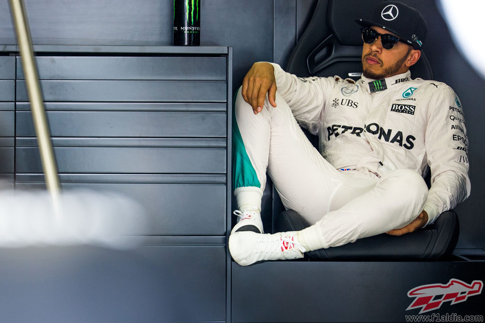 Lewis Hamilton en el box