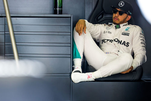 Lewis Hamilton en el box