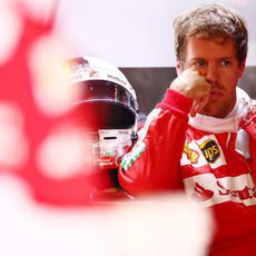 Sebastian Vettel con cara de preocupación en el box