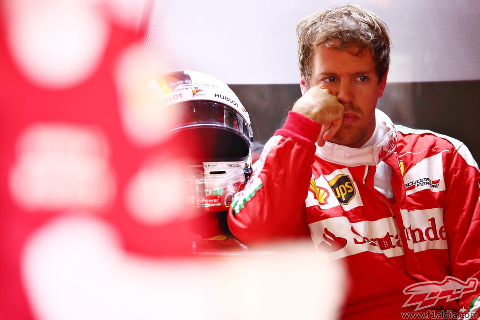 Sebastian Vettel con cara de preocupación en el box