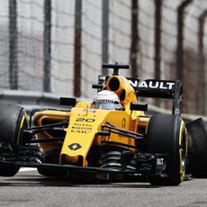 Problemas para Kevin Magnussen en los primeros libres