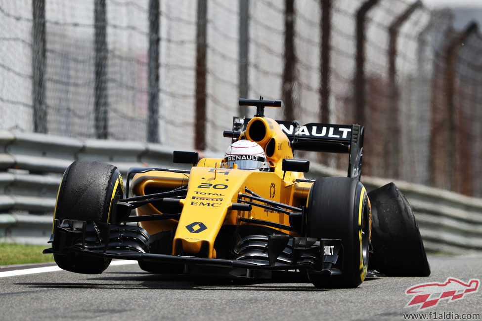 Problemas para Kevin Magnussen en los primeros libres