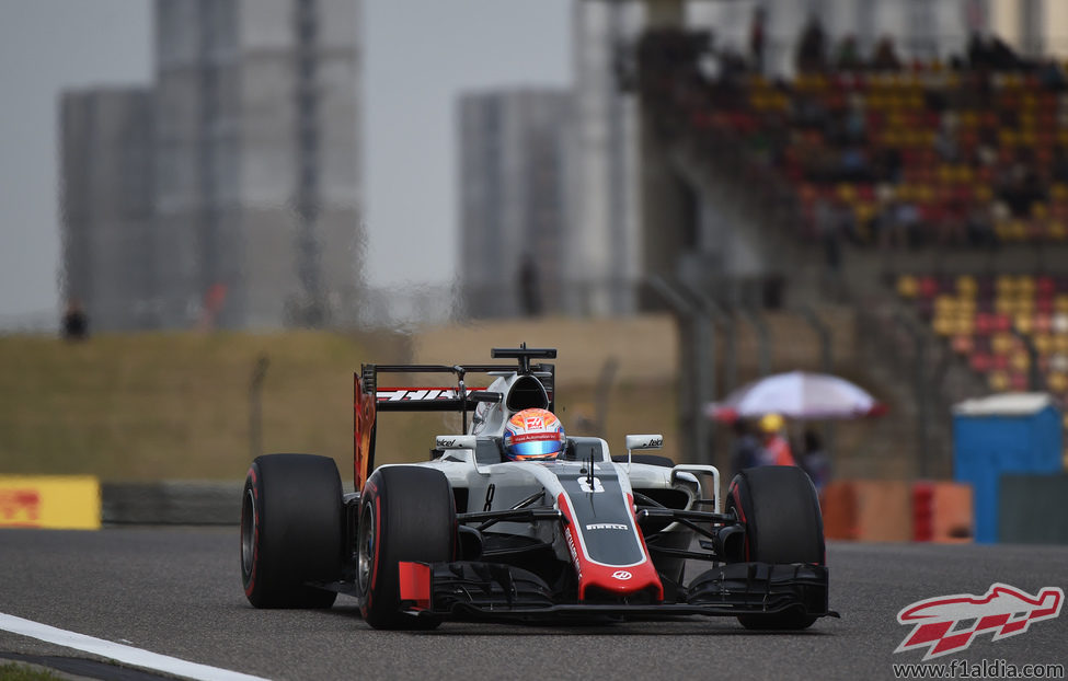 Romain Grosjean rodando en el GP de China