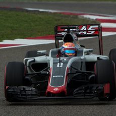 Romain Grosjean rueda con su Haas en los primeros libres