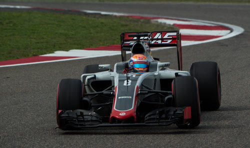 Romain Grosjean rueda con su Haas en los primeros libres