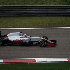 Romain Grosjean rueda con los neumáticos blandos