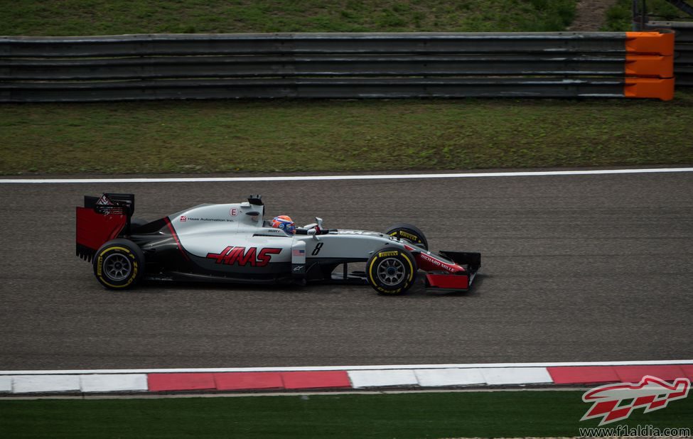 Romain Grosjean rueda con los neumáticos blandos