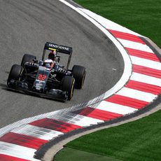 Jenson Button se acerca a los limites de la pista