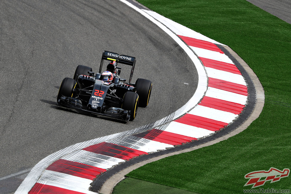 Jenson Button se acerca a los limites de la pista