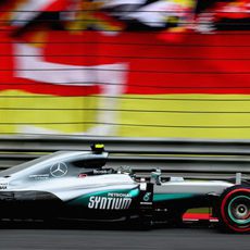 Nico Rosberg marca el mejor tiempo con superblandos