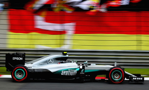 Nico Rosberg marca el mejor tiempo con superblandos