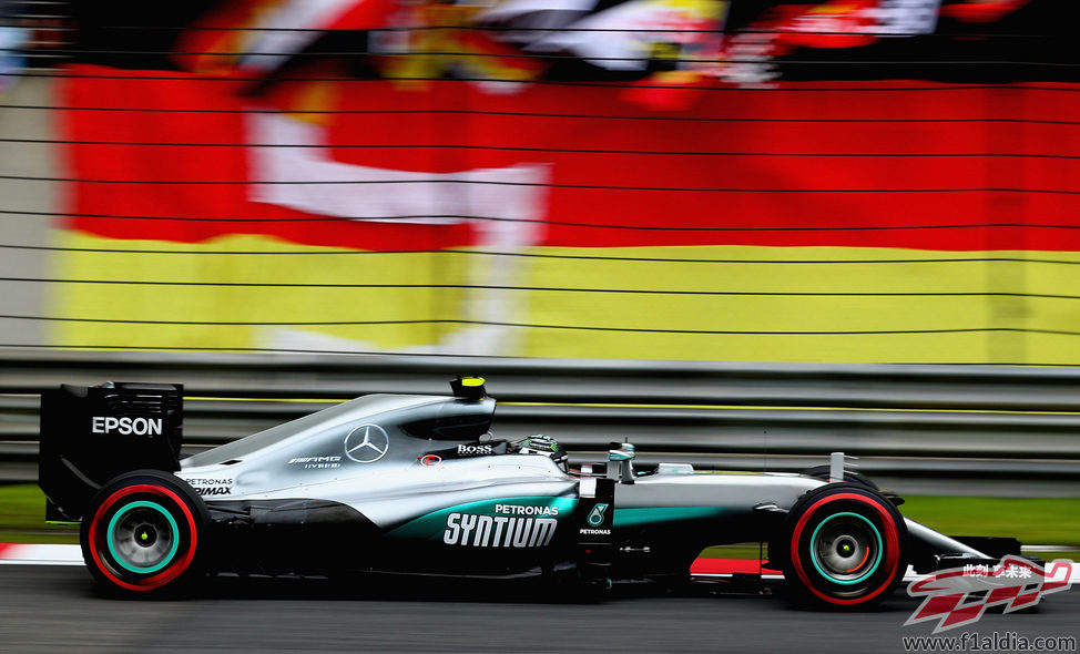 Nico Rosberg marca el mejor tiempo con superblandos