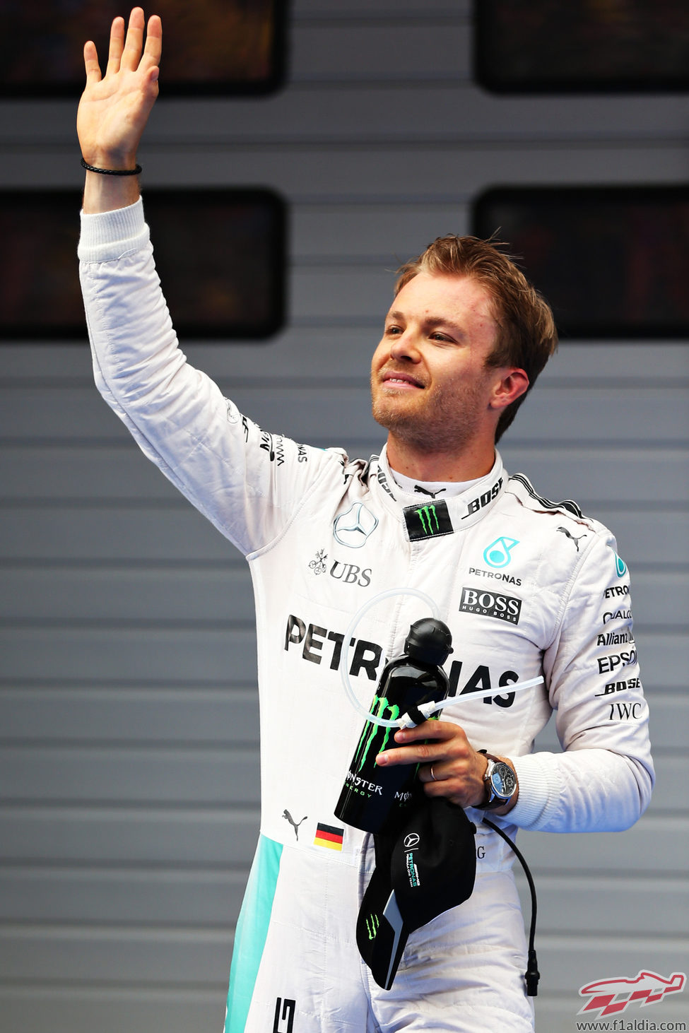 Nico Rosberg saluda a los aficionados