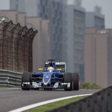 Marcus Ericsson entra a la calle de boxes