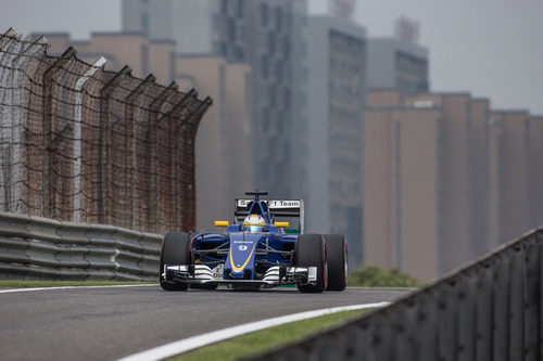 Marcus Ericsson entra a la calle de boxes