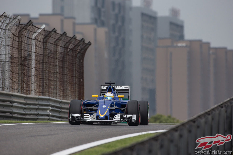 Marcus Ericsson entra a la calle de boxes