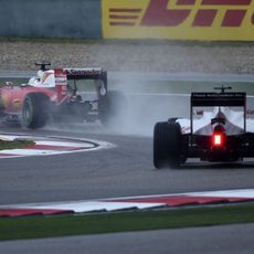 Romain Grosjean persigue a Vettel