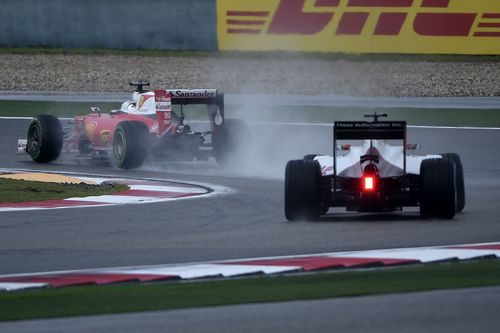 Romain Grosjean persigue a Vettel